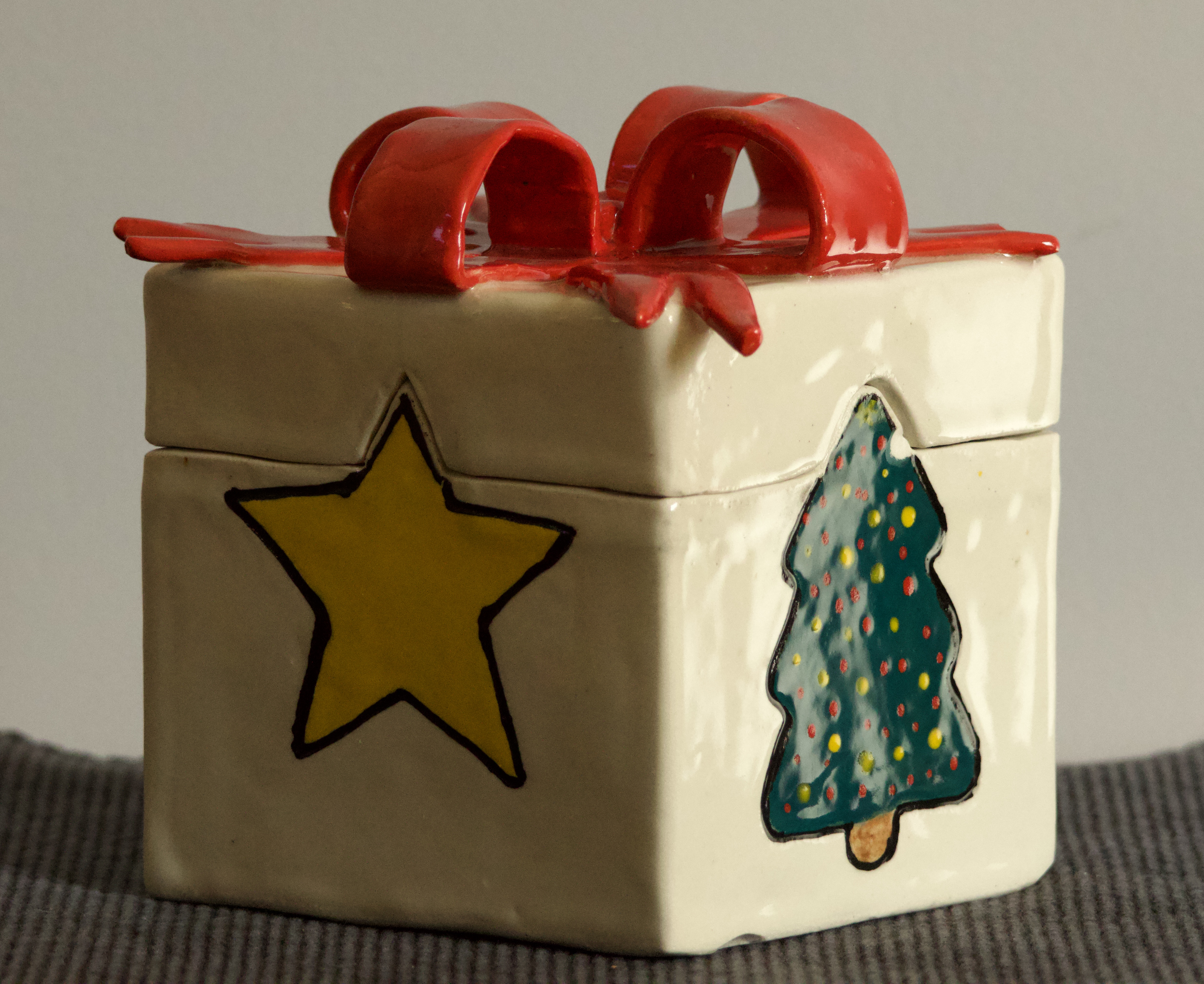 Christmas gift box with bow. Lid made to fit onto images