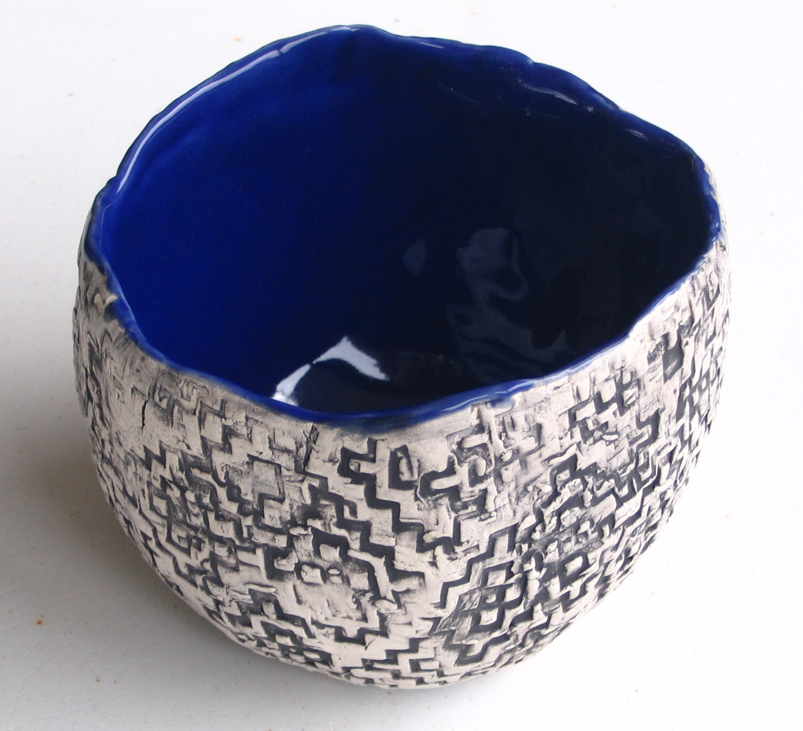 Blue bowl with black inlaid pattern