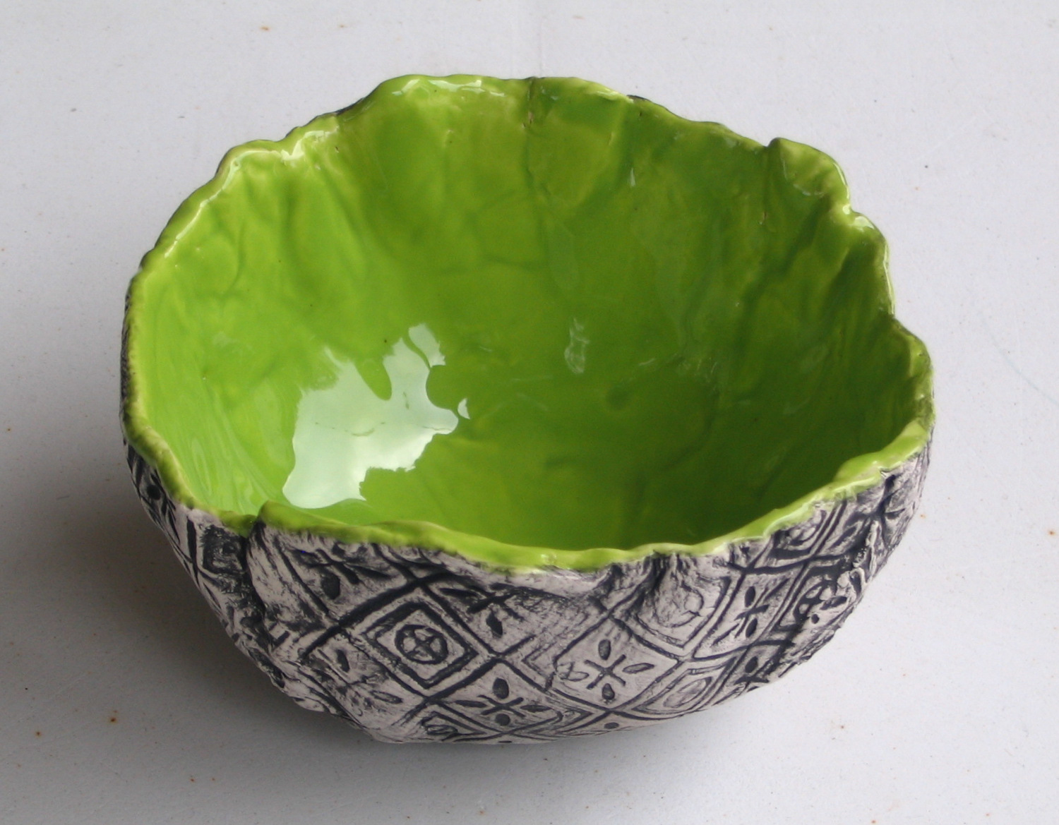 Green bowl with black inlaid pattern